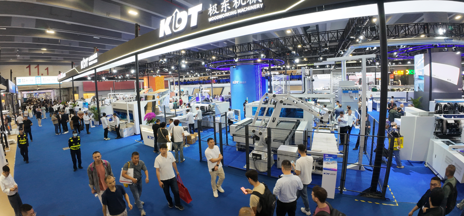 Посетители возле оборудования на стенде KDT Machinery, выставка CIFF 2026